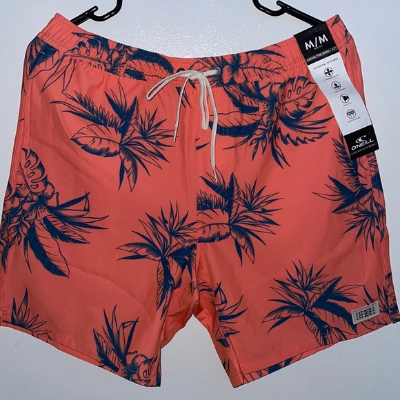 A vintage-inspired, pocketed boardshort that's perfect for beach days. New! - Picture 1 of 2